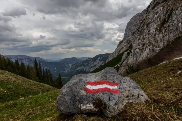 Markieren Sie Österreich Auf Einem Großen Felsen Beim Bergwandern Frühling — Stockfoto