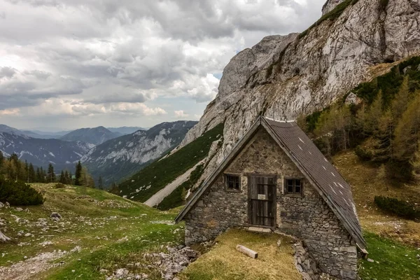 山の中をハイキングしながら石で作られた古い家 — ストック写真