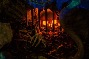 Gecenin karanlığında aydınlık bir kafatası