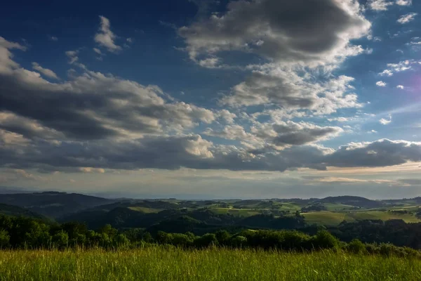 Bela Paisagem Com Ampla Vista Para Horizonte Enquanto Caminhadas — Fotografia de Stock