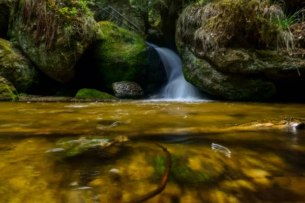 Kleiner Wasserfall Fließt Flachem Wasser Detailansicht Einer Schlucht — Stockfoto