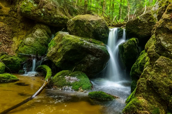 Красивый Водопад Огромными Скалами Зеленым Мхом Лесу Ущелье — стоковое фото