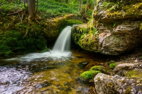 Mały Wodospad Płytką Wodą Skały Zielonym Mechem Wąwozie — Zdjęcie stockowe