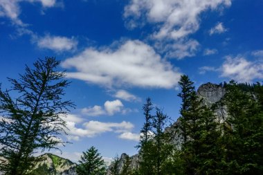 Yazın dağlarda yürürken mavi gökyüzünde güzel bulutlar