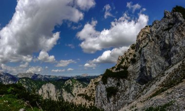Kayalık dağ sırası manzarasında yürüyüş yaparken güzel bir hava.