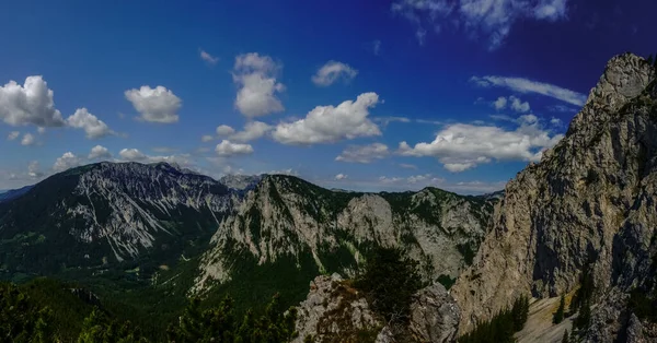 Schöne Felsige Bergkette Mit Vielen Grünen Bäumen Und Blauem Himmel — Stockfoto
