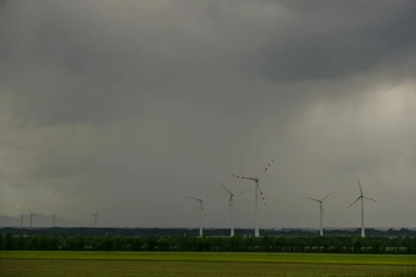 Mnoho Větrných Mlýnů Rovinaté Krajině Během Deště Bouře — Stock fotografie