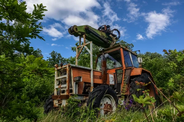 Öreg Rozsdás Traktor Zöld Természet Fehér Felhők Égen — Stock Fotó