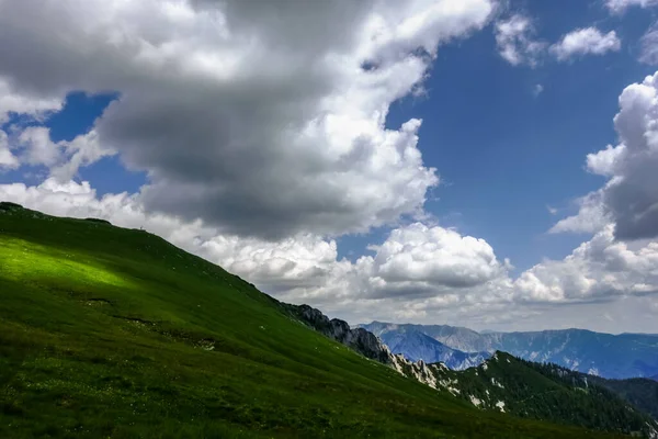 Green Meadow Sun Shadows Huge White Clouds Sky While Hiking — Stock Photo, Image