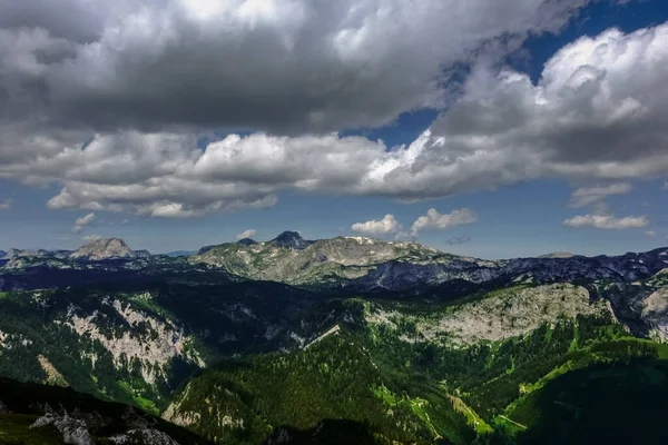 Cordillera Rocosa Mientras Caminaba Verano Con Grandes Nubes Blancas Cielo —  Fotos de Stock