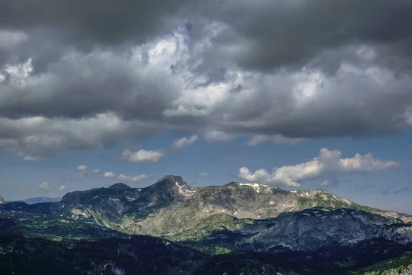 Чудові Гори Темні Дощові Хмари Небі Під Час Походу Відпустку — стокове фото