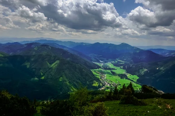 Široký Pohled Zářící Zelené Údolí Mezi Horami Při Turistice Dovolenou — Stock fotografie