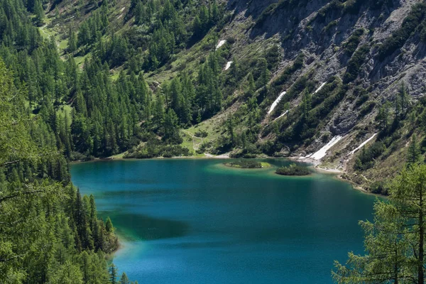 Красивое Голубое Озеро Горах Множеством Зеленых Деревьев — стоковое фото