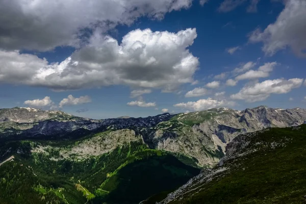 Maravillosas Montañas Con Grandes Nubes Blancas Cielo Azul Mientras Camina —  Fotos de Stock