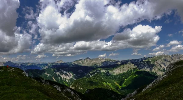 Maravillosas Montañas Con Grandes Nubes Blancas Vista Panorámica Del Cielo —  Fotos de Stock