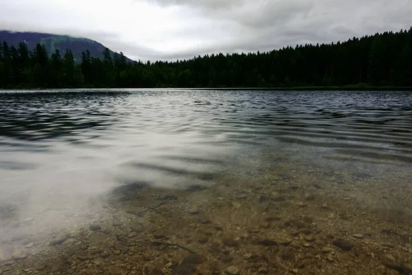 Weiche Wasseroberfläche Aus Einem See Der Natur Mit Husten Himmel — Stockfoto