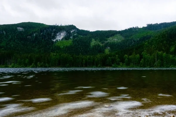 Weiche Wasseroberfläche Aus Einem See Einer Grünen Berglandschaft — Stockfoto
