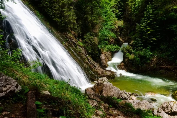 Yazın Yeşillik Içinde Beyaz Suyla Harika Bir Şelale — Stok fotoğraf