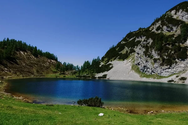 青い湖と深い青空が広がる山の中の夏のハイキング — ストック写真