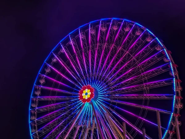 暗い夜に遊園地のゴンドラで大きな車輪を点灯し — ストック写真