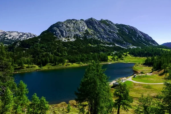 Lago Blu Intenso Paesaggio Verde Con Montagne Estate — Foto Stock