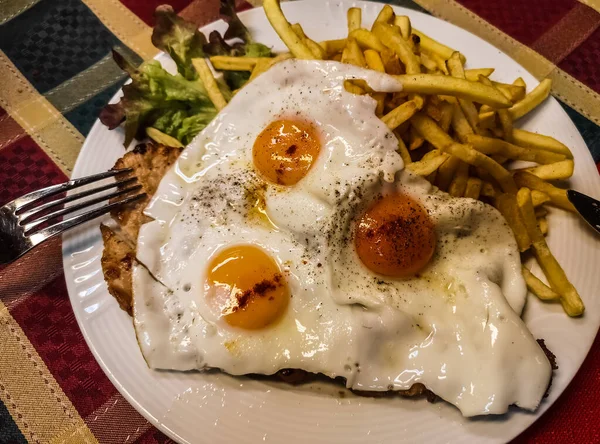 Ovos Fritos Com Batatas Fritas Carne Prato Férias — Fotografia de Stock