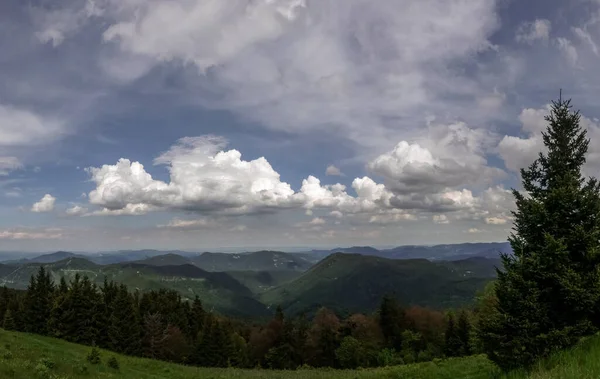 Muitas Sombras Montanhas Com Belas Nuvens Brancas Céu Vista Panorâmica — Fotografia de Stock