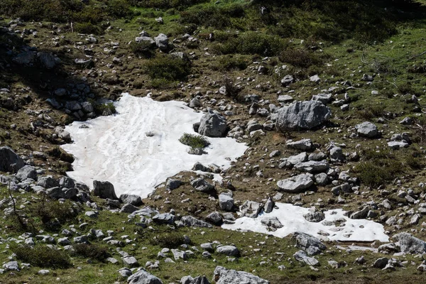 Kleine Plek Met Sneeuw Een Berg Zomer Tijdens Het Wandelen — Stockfoto