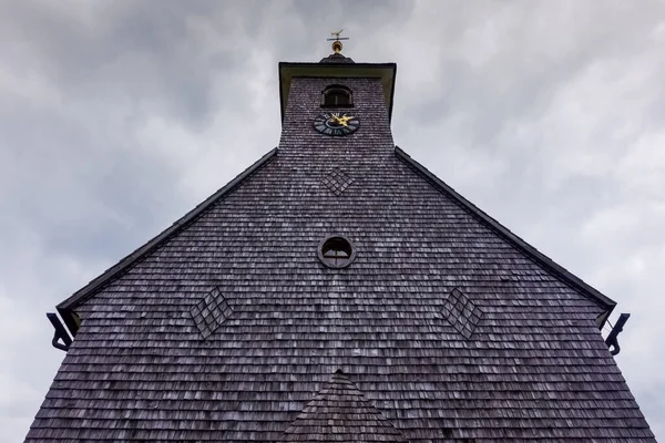 Vecchia Chiesa Legno Con Nuvole Grigie Pioggia Montagna — Foto Stock