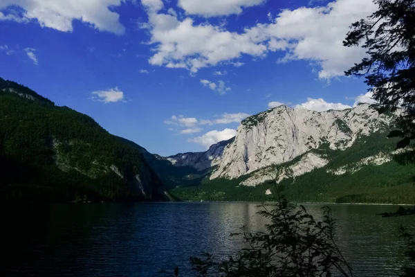 Belas Montanhas Volta Lago Com Céu Azul Verão — Fotografia de Stock