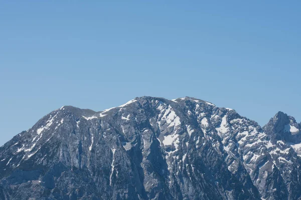 Hermosa Montaña Escarpada Con Poco Nieve Cielo Azul Verano — Foto de Stock