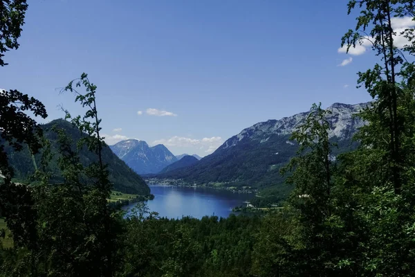 Uitzicht Een Prachtig Bergmeer Tussen Bergen Tijdens Het Wandelen — Stockfoto