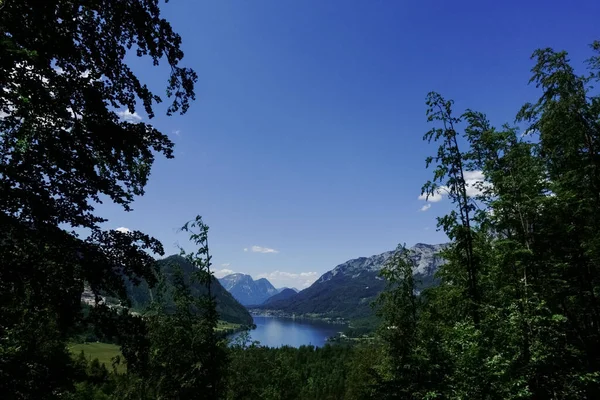 Vista Através Uma Floresta Para Montanhas Com Lago Montanha Distância — Fotografia de Stock