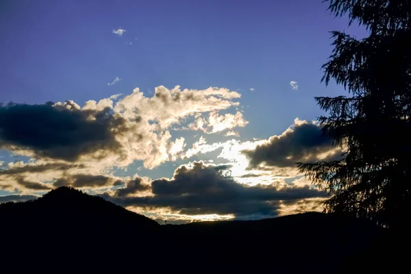 Beaux Nuages Dans Les Montagnes Pendant Coucher Soleil Été — Photo