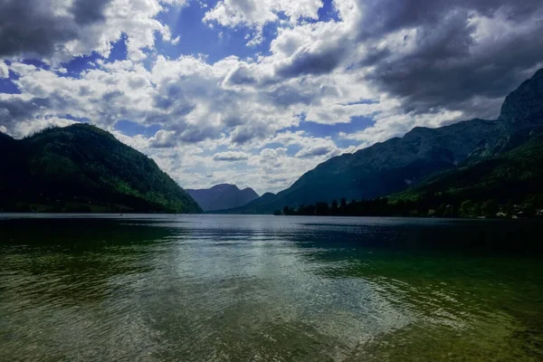 Lago Nas Montanhas Com Céu Bonito Muitas Nuvens — Fotografia de Stock