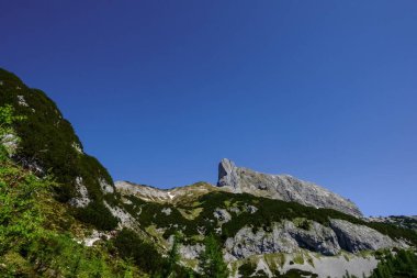 Yazın koyu mavi gökyüzü olan kayalık dağlar.