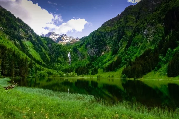 Πανέμορφη Αντανάκλαση Μια Λίμνη Στα Βουνά Πράσινο Τοπίο — Φωτογραφία Αρχείου