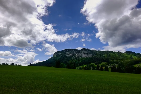 Nuvens Brancas Céu Azul Natureza Verde Com Uma Montanha Verão — Fotografia de Stock