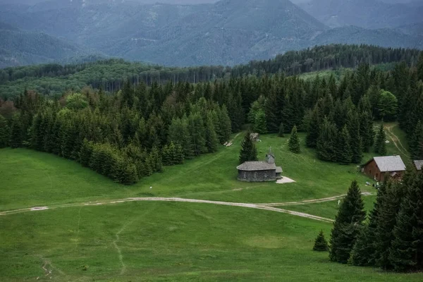 Dřevěný Kostel Zelené Louce Pohled Shora Při Pěší Turistice — Stock fotografie