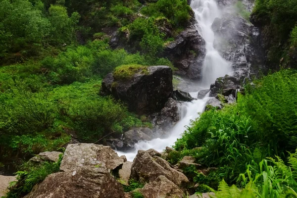 Yazın Yürürken Büyük Şelalelere Büyük Kayalar Fırlatılıyor — Stok fotoğraf