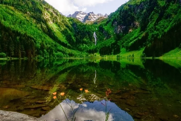 Magnifique Réserve Naturelle Avec Cascade Montagnes Lac Montagne Vacances — Photo