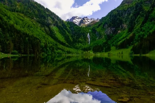 Maravilloso Reflejo Del Cielo Paisaje Verde Lago Mientras Camina — Foto de Stock