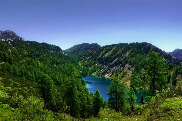 Incrível Lago Montanha Azul Com Paisagem Verde Nas Montanhas Céu — Fotografia de Stock