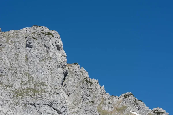 真っ青な空で険しい山を眺めながらハイキング — ストック写真