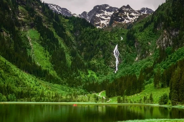 Incredibile Paesaggio Montagna Verde Con Lago Una Barca Arancione Vacanza — Foto Stock