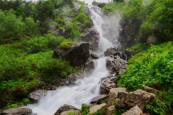 Precipitando Una Gran Cascada Con Enormes Rocas Las Montañas Mientras —  Fotos de Stock