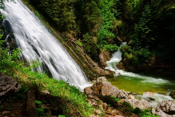 Wunderschöner Wasserfall Über Eine Steile Wand Der Grünen Natur Beim — Stockfoto