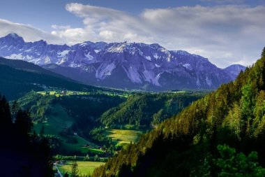 Yürürken yaz aylarında yüksek dağ sıralarında kar yağar.