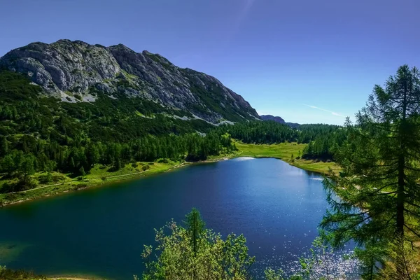 Acqua Scintillante Lago Montagna Con Sentieri Estate Con Cielo Blu — Foto Stock