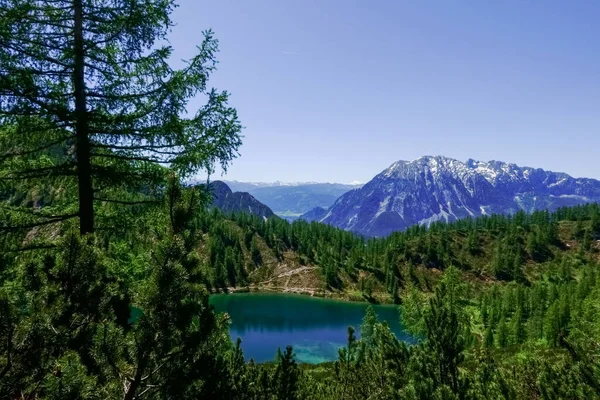 Árvores Verdes Lago Montanha Azul Com Montanhas Alguma Neve Enquanto — Fotografia de Stock